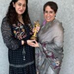 Ruchikaa Kapoor Instagram - Just 2 girls hanging with the Golden Man 🤩😍… Congratulations to the powerhouse, dynamite @guneetmonga 🐘 🏆 on making giant strides on the global scene, with the beautiful @netflix_in documentary ‘The Elephant Whisperers’🐘 🥇 So proudd @guneetmonga ❤️❤️❤️ watching you win feels like a personal victory 💃🏻😍 Cheering for you since Foreverrrrrr 🤗😘 #oscars2023 #IndiaAtTheOscars #WomenPower
