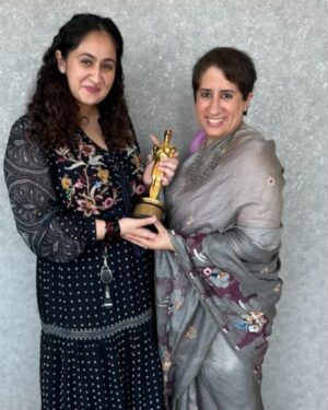 Ruchikaa Kapoor Instagram - Just 2 girls hanging with the Golden Man 🤩😍… Congratulations to the powerhouse, dynamite @guneetmonga 🐘 🏆 on making giant strides on the global scene, with the beautiful @netflix_in documentary ‘The Elephant Whisperers’🐘 🥇 So proudd @guneetmonga ❤️❤️❤️ watching you win feels like a personal victory 💃🏻😍 Cheering for you since Foreverrrrrr 🤗😘
#oscars2023 #IndiaAtTheOscars #WomenPower