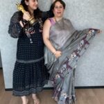 Ruchikaa Kapoor Instagram - Just 2 girls hanging with the Golden Man 🤩😍… Congratulations to the powerhouse, dynamite @guneetmonga 🐘 🏆 on making giant strides on the global scene, with the beautiful @netflix_in documentary ‘The Elephant Whisperers’🐘 🥇 So proudd @guneetmonga ❤️❤️❤️ watching you win feels like a personal victory 💃🏻😍 Cheering for you since Foreverrrrrr 🤗😘 #oscars2023 #IndiaAtTheOscars #WomenPower