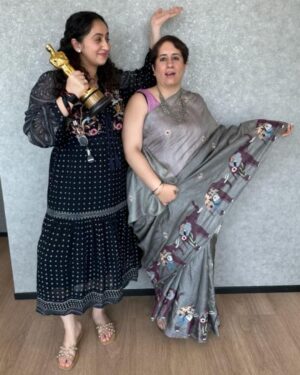 Ruchikaa Kapoor Instagram - Just 2 girls hanging with the Golden Man 🤩😍… Congratulations to the powerhouse, dynamite @guneetmonga 🐘 🏆 on making giant strides on the global scene, with the beautiful @netflix_in documentary ‘The Elephant Whisperers’🐘 🥇 So proudd @guneetmonga ❤️❤️❤️ watching you win feels like a personal victory 💃🏻😍 Cheering for you since Foreverrrrrr 🤗😘
#oscars2023 #IndiaAtTheOscars #WomenPower