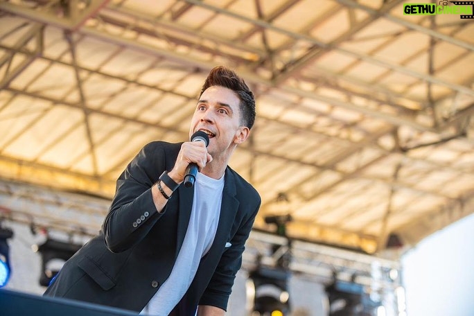 Russell Kane Instagram - A gig in an Aussie vineyard!! @comedyinthevines @grapesofmirth Mitchelton Winery