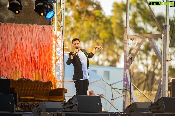 Russell Kane Instagram - A gig in an Aussie vineyard!! @comedyinthevines @grapesofmirth Mitchelton Winery