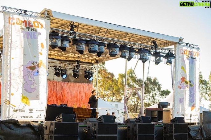 Russell Kane Instagram - A gig in an Aussie vineyard!! @comedyinthevines @grapesofmirth Mitchelton Winery
