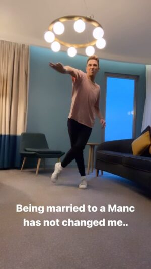 Russell Kane Instagram - Being married to a Manc has not changed me #manchester #coronationstreet @lindseykane0