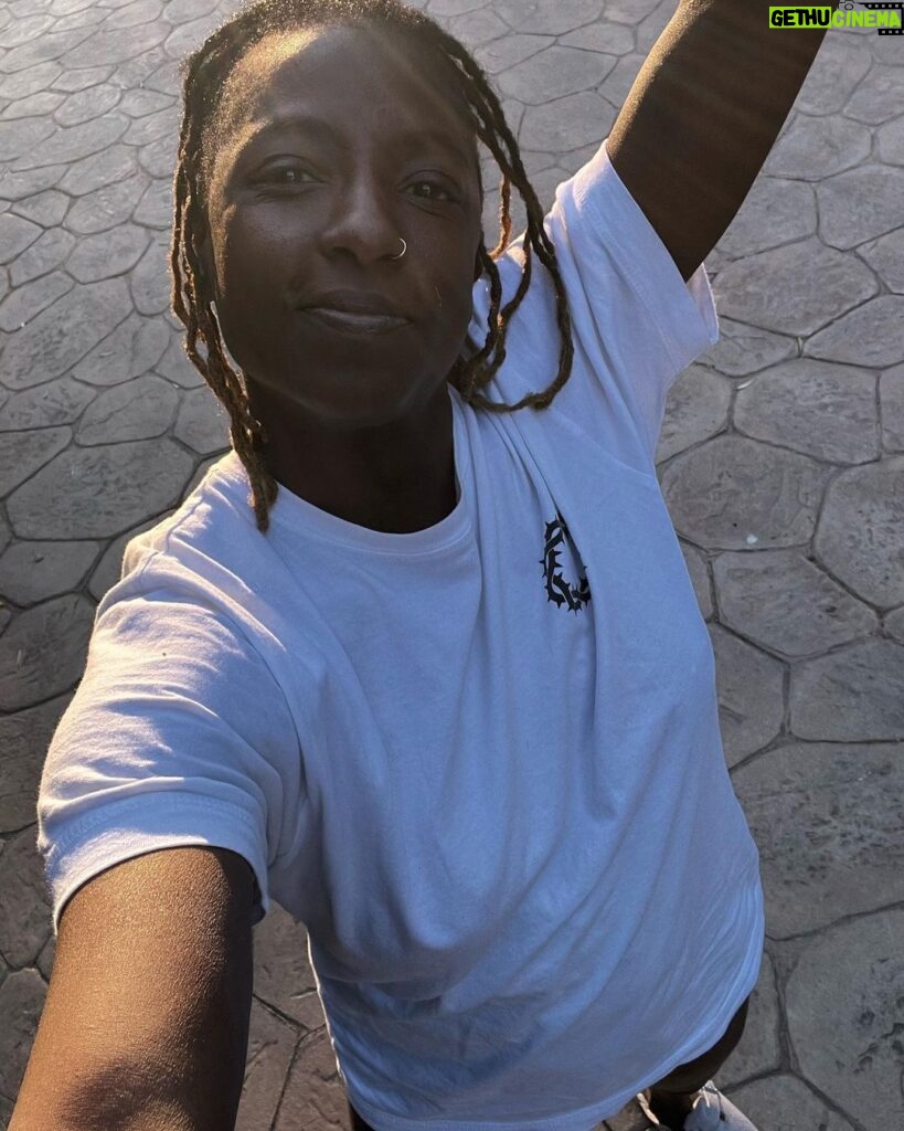Rutina Wesley Instagram - I keep it natural, cause well, that’s me. Now I can do the other, what have yous, but me at my core, this is it. Chilling in my birks, t-shirt, cause f*** the bra, some tight boy shorts cause yeah I keep it fem too, soaking in those last few minutes of sun. Choose all of me or none of me. Friendships or otherwise… #IChooseMe “.” #SomeTriedItButTheyCantHandleIt or maybe they thought they did 🤷🏿‍♀️ It is what it is….