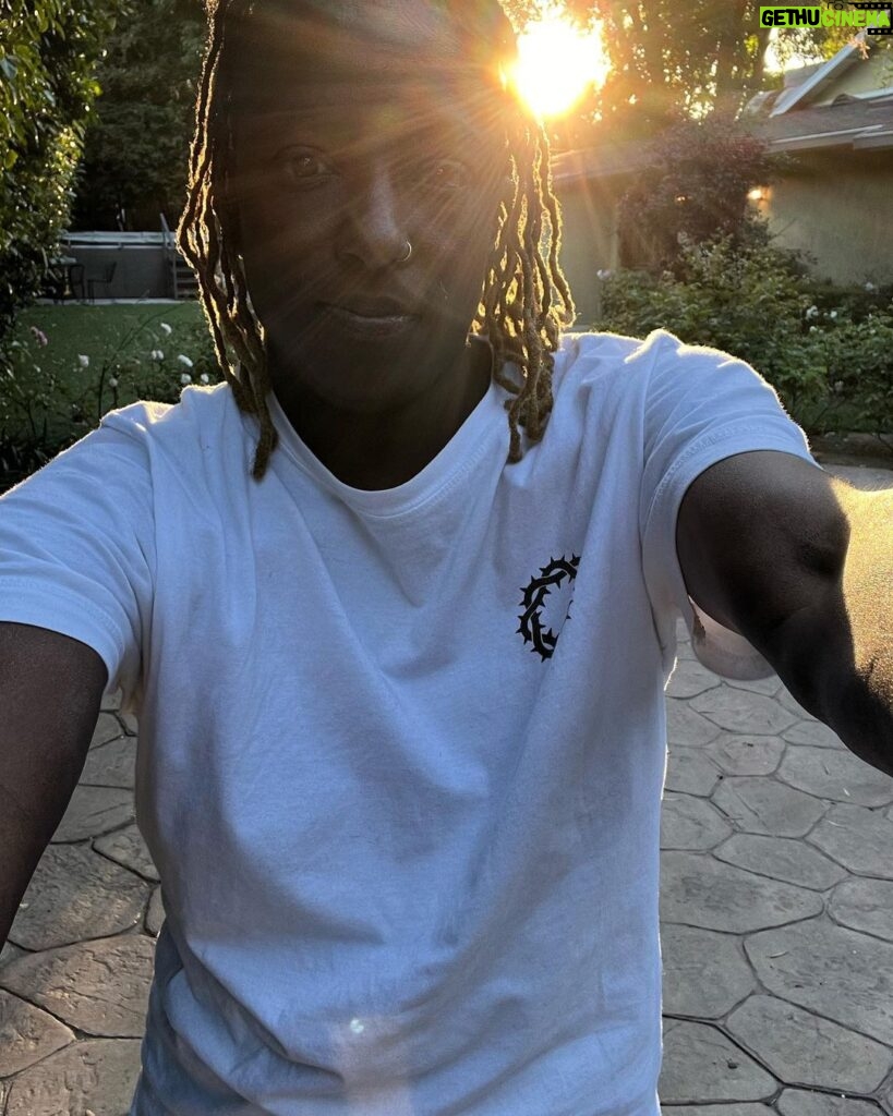 Rutina Wesley Instagram - I keep it natural, cause well, that’s me. Now I can do the other, what have yous, but me at my core, this is it. Chilling in my birks, t-shirt, cause f*** the bra, some tight boy shorts cause yeah I keep it fem too, soaking in those last few minutes of sun. Choose all of me or none of me. Friendships or otherwise… #IChooseMe “.” #SomeTriedItButTheyCantHandleIt or maybe they thought they did 🤷🏿‍♀️ It is what it is….