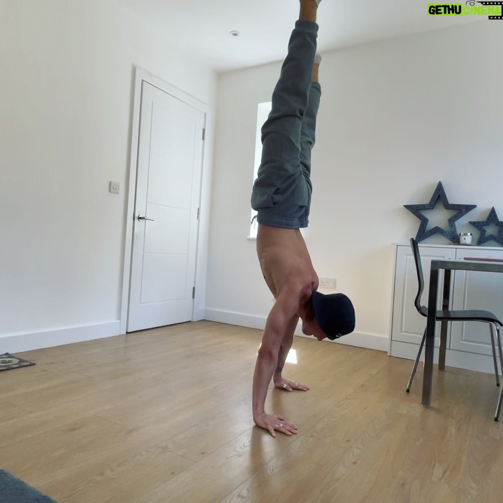 Ryan Dean Instagram - CHALLENGE TIME WINNER GETS £25💰 👇🏼 This is a straddle to handstand, very shaky but we got 4 done on my second try💪🏼 ❗️TO WIN!❗️💰 1. Beat my score! (4) 2. Post your video & tag me 3. Tag a friend below & Comment (💪🏼💰) 4. Subscribe to my YouTube (Ryan Dean) . . . #keepfitwithachallenge #gym #challenge #whowillwin #ryandean #nightime