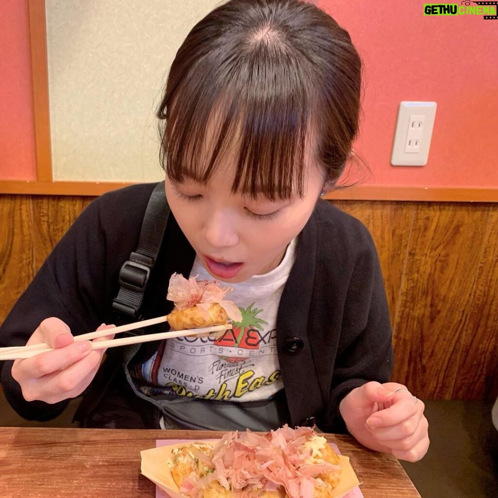 Ryo Sato Instagram - 食べようとして、気付いて、睨む。 まるいものしか写ってない🐙 Tマネ撮 #たこ焼き