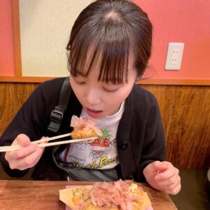 Ryo Sato Instagram - 食べようとして、気付いて、睨む。
まるいものしか写ってない🐙
Tマネ撮
#たこ焼き
