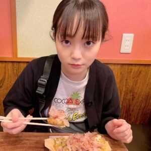 Ryo Sato Instagram - 食べようとして、気付いて、睨む。
まるいものしか写ってない🐙
Tマネ撮
#たこ焼き