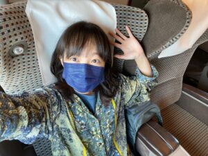 Ryo Sato Instagram - 先日、移動の際にグリーン車に乗せてもらって(感染対策などの意味を込めて)、ワーイ！と思ってたんだけど、庶民の生活に慣れすぎていて、結局上手に座っていられませんでした。