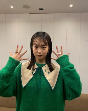 Ryo Sato Instagram - 💚付け襟
@ymym.tokyo
　
💚ニット、ワンピース
@manana_suerte
　
💚左耳ピアス
💚右手人差し指ハートリング
@valentine___tokyo
　
💚右耳イヤカフ
💚左手セラミックリング
@meitian._
　
💚右手薬指ガラスリング
@mile__.a

💚　styling by @chikasugimo__ 💚
💚　hair and make up by @hiromi__tezuka 💚