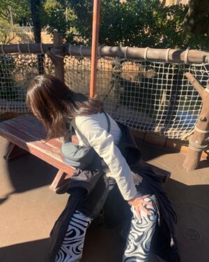 Ryo Sato Instagram - #ディズニーシー アルバム②
2枚目以降は要所要所で必ず行うストレッチタイム🦓⚡️
寒い＆立ちっぱなしで全体が凝りました🌀
１枚目はキャラメルポップコーンを永遠に食べる私を(ひとりで2箱買った)爆笑しながら激写されたところ🍿🍿
みんなでダッフィー軍団(ジェラトーニ🐱🎨とシェリーメイ🐻🎀)を連れて帰ってきました🧸
午前中はカチューシャするのがあんなに恥ずかしかったのに、夜にはダッフィーをだっこして歩いてました…これがディズニーマジックかァ🪄💫✨
次こそランドに行きたいと思います！
おしまい