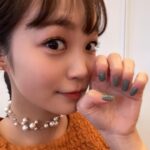 Ryo Sato Instagram - 今年も素敵な映画が皆様にお届けされたの嬉しいな。←誰 そして、ここにも素敵な作品があったよ、と🧙‍♀️🍒✨ 素敵ネイルとオレンジワンピ🍊 髪型もめっちゃかわいくて！ 真珠のチョーカーは小道具さんが丁寧にサイズを合わせてくれたので、懇願してお家に連れて帰らせていただきました🐚✨ 　 #チェリまほ #チェリまほthemovie