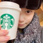 Ryo Sato Instagram - 最近、ちょっと痩せてきたのを良いことに、大阪で羽目を外しまくっているのですが、今日はついに久々のスタバに手を出しました☕️大禁忌😈めっちゃおいしくいただいちゃった〜！ショート、ホットのホワイトモカ、デカフェでシロップ少なめ…大好き！しあわせ〜✨✨ぐへへ。