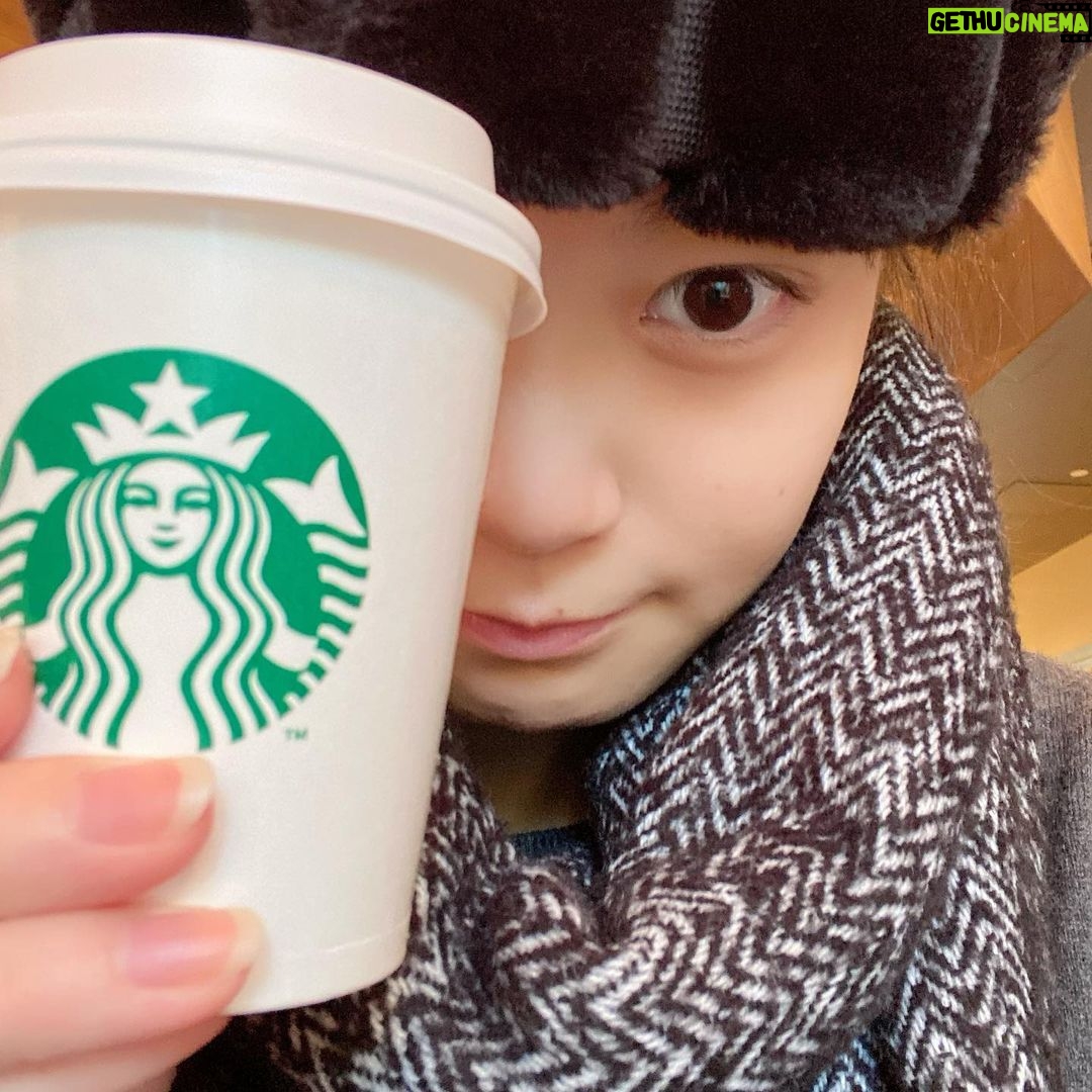 Ryo Sato Instagram - 最近、ちょっと痩せてきたのを良いことに、大阪で羽目を外しまくっているのですが、今日はついに久々のスタバに手を出しました☕️大禁忌😈めっちゃおいしくいただいちゃった〜!ショート、ホットのホワイトモカ、デカフェでシロップ少なめ…大好き!しあわせ〜✨✨ぐへへ。