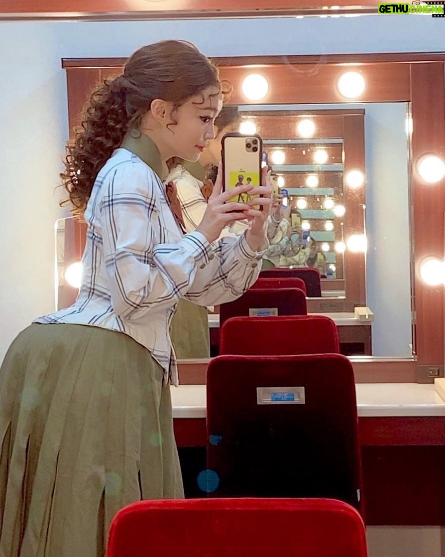Ryo Sato Instagram - 🪞女優鏡🪞 本日はソワレのみ🌻 ご来場お待ちしております🪣🧹🫧 お気をつけてお越しくださいね👞 #ヴィンセントインブリクストン