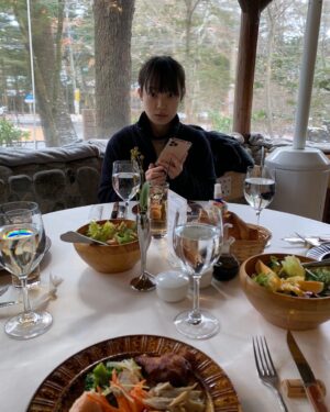 Ryo Sato Instagram - 数年前の家族旅行🐕‍🦺
寒い時期の軽井沢❄️
寝起きのお昼ご飯🍽