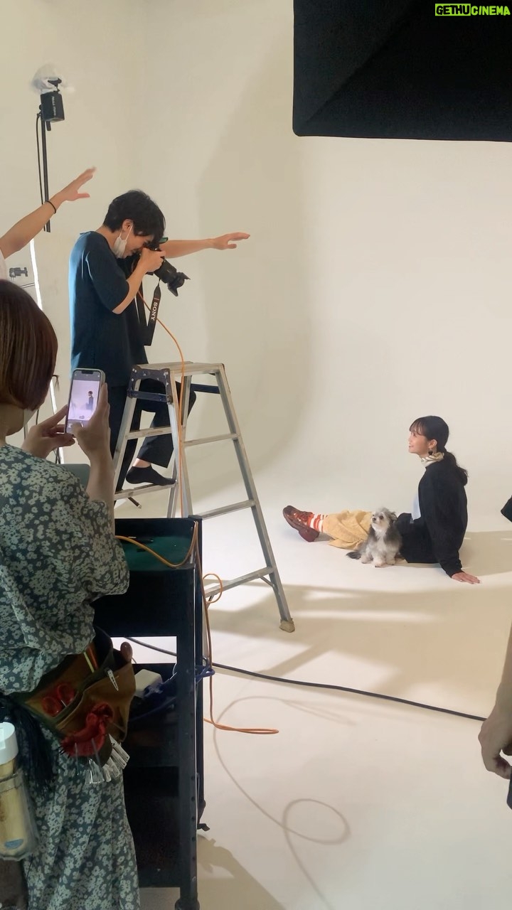 Ryo Sato Instagram - みんなのアイドルちゃん🐕🦺💚 撮影風景をチラ見せ✨ #本日のぶぶさま通信 #ぶぶT #callmebubu