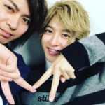 Ryo Yokoyama Instagram – Gロッソ特別公演7日目、終了致しました！
子供達のパワーに毎回驚かされます。
憧れと期待に応えられるよう、まだまだ頑張ります！

今日の写真は、ついに明日がっつり関わるのではと噂の魁利君と。
やっとだよ！！
でも相変わらずよくわかんねぇ回(褒め言葉)になりそうですね。

そして明日はついに、特別公演第四弾最終日です。
テレビの前か、Gロッソでお会いしましょう。

#ちなみに
#ハンドサインは
#メリークリスマスの
#Mのつもり