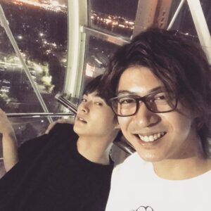 Ryo Yokoyama Instagram - 観覧車にて、高すぎてグロッキーなこうせいと、景色よりもそれを見てはしゃぐ僕の図。
#肩に置いた手が
#心霊写真みたいで
#そっちの方が怖い