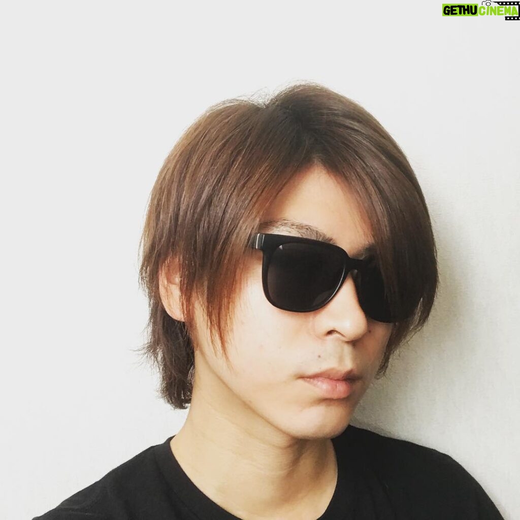 Ryo Yokoyama Instagram - サングラスかけたらバンドマンみたいになりました。おはようございます。 #ギター弾けそう #ラップしか出来ない