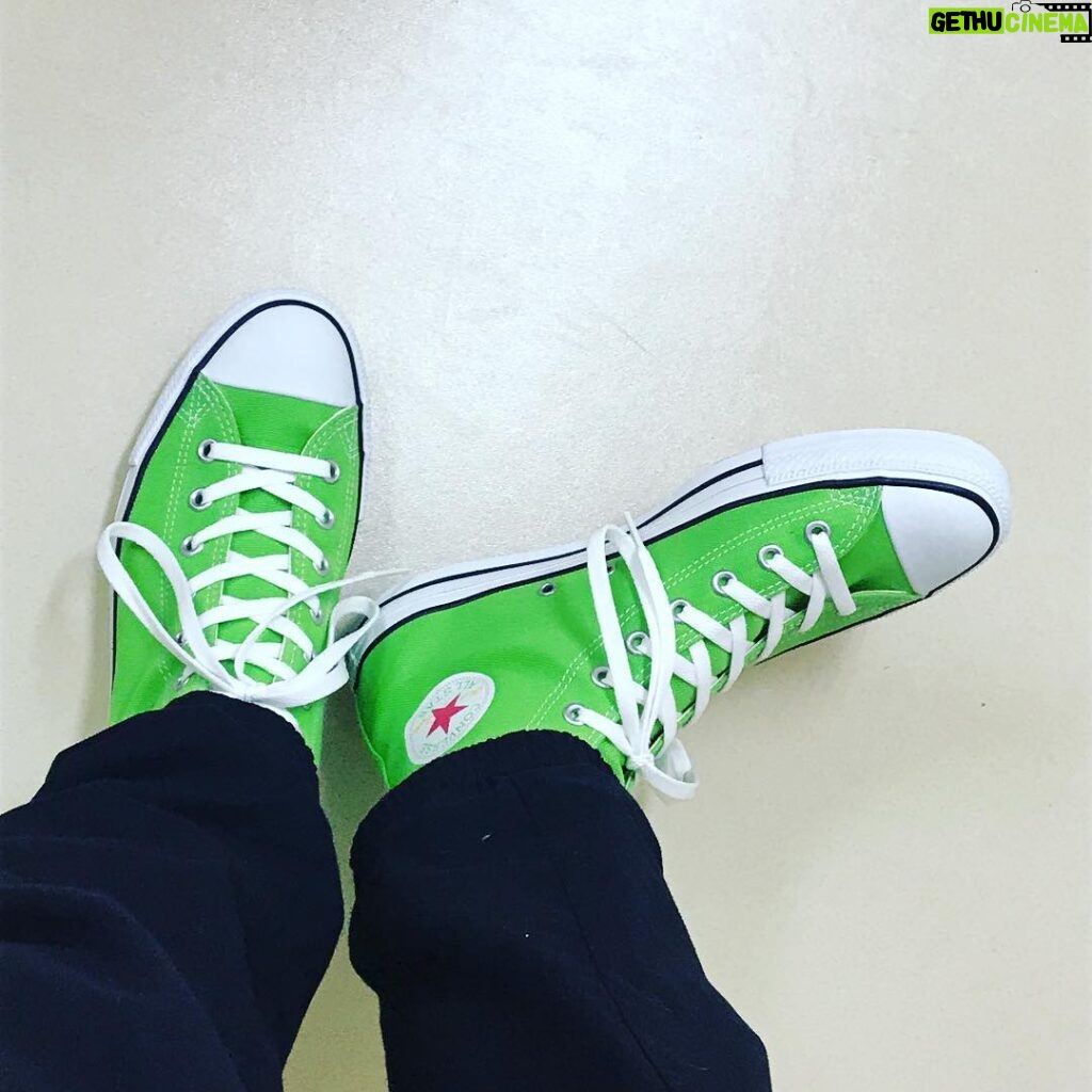 Ryo Yokoyama Instagram - 買っちゃいました。 今ならなんとなく、緑色なら似合う気しかしなかったもので。 #コンバース #オーラリー #ビューティーアンドユース