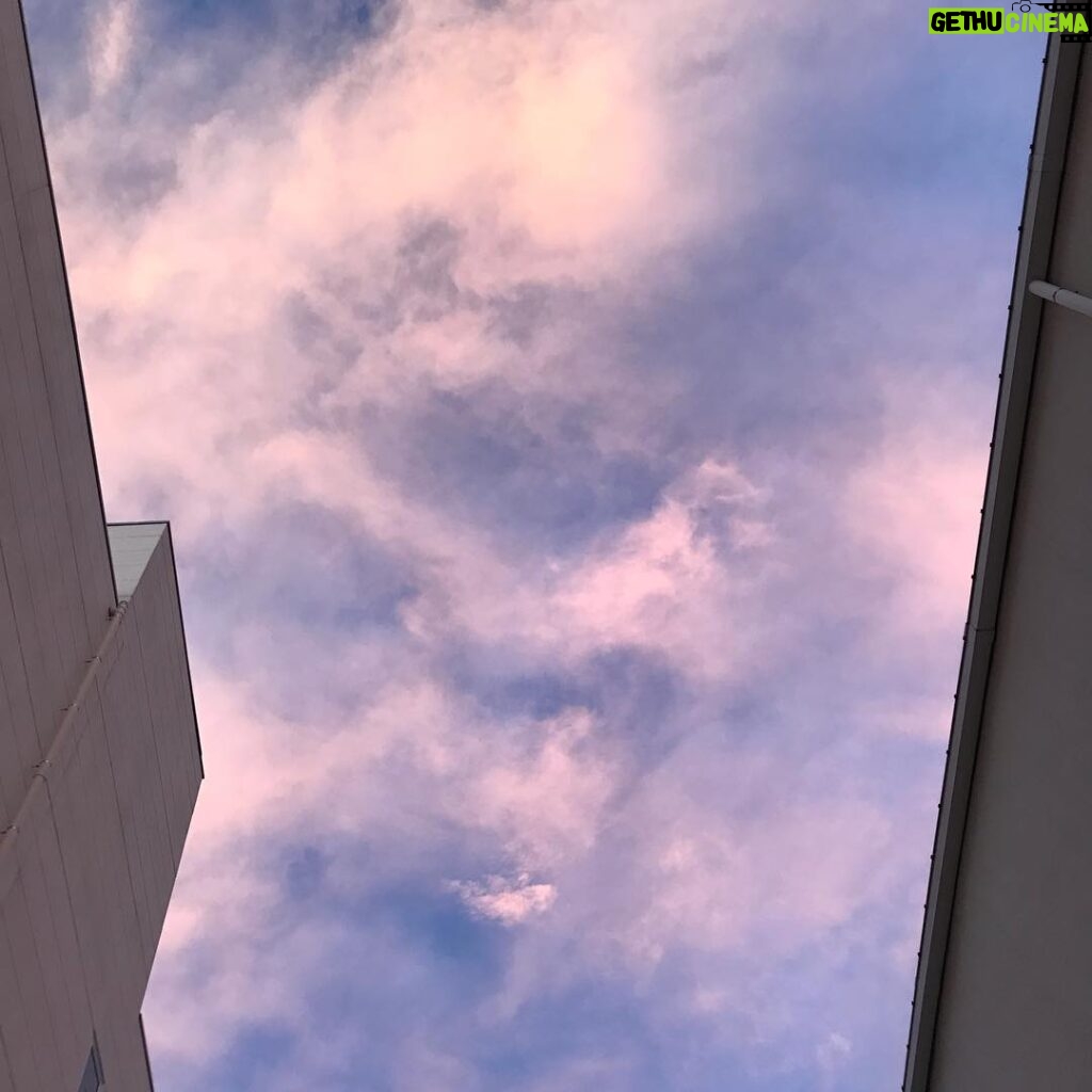 Ryo Yokoyama Instagram - 今朝の空。 綺麗な朝焼けでした。 写真で伝わるだろうか。