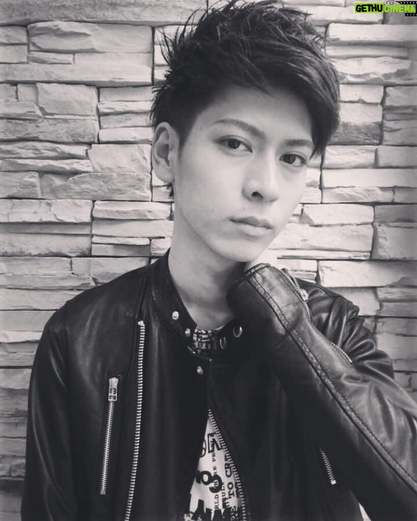 Ryo Yokoyama Instagram - #ロックの日 ということで、なんとなくロックな感じの写真を。 #多分20歳くらい