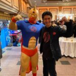 Ryo Yokoyama Instagram - 昨日、キン肉マン生誕40周年記念パーティーにご招待して頂きました。 人生のお手本にして来たヒーローであり、キン肉マンがいなければ今の僕は無いと断言出来ます。 そんなヒーローの記念日を、その誕生や活躍に関わって来た方々とお祝いさせて頂けて光栄でした。 まさに会場全体に友情パワーが充満した、最高の空間でした。 40周年、おめでとうございます！！ ちなみに写真を撮ってもらった後にキン肉マンが敬礼をしてくれて「ほひょ」みたいな音を出しながらテンパりました。 #キン肉マン #ゆでたまご 先生 #29日の金曜日は #キン肉マンの日