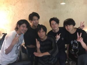Ryo Yokoyama Instagram - 昨日の夜はこれまた凄い方々にお会いしました。
事務所の、そしてスーパー戦隊の先輩の城戸さんとご飯に行ったらいつのまにかヒーローまみれになってました。
凄すぎて夢だったかと思いましたが、ちゃんとデータフォルダに写真があって安心しました。
#城戸裕次 さん #吉岡毅志 さん #高野八誠 さん #南圭介 さん #スーパー戦隊 #仮面ライダー #ウルトラマン