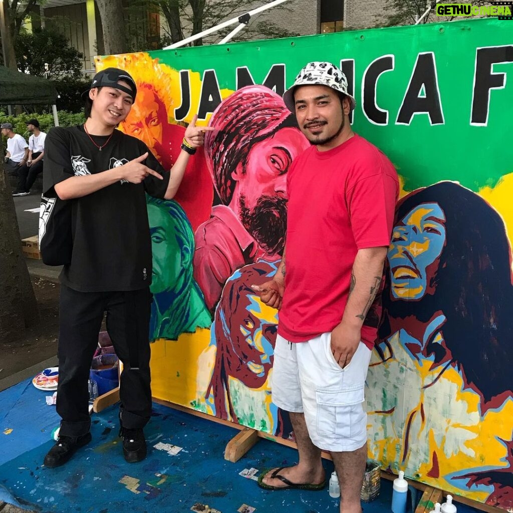 Ryo Yokoyama Instagram - ジャマイカフェスティバル！ ライブペイント凄かったです。 アーティストの方と撮ってもらいました。 Tシャツも買っちゃいました。 #JUNK_R