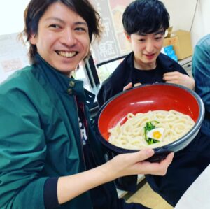 Ryo Yokoyama Instagram - ルパパトFLTの想い出。
「うどんがデカすぎて笑ってる写真」