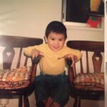 Ryo Yokoyama Instagram - 昨日、誕生日でした。 皆様のおかげで今年も無事、誕生日を迎えることが出来ました。 ありがとうございます。 去年はバースデーイベントで沢山の方にお祝いして頂き、今年はキン肉マン仲間と、まさかの嶋田先生にお祝いして頂きました。 25歳になりましたが、ここまで育ててくれた両親や今まで支えてくれた周りの人全てに改めて感謝しなきゃなと思いました。 こんなちっちゃいのがここまで大きくなるんですから、人間って不思議ですね。 両脇に椅子があるのに、なぜそこで浮くことを選択したんだ、小さい頃の俺よ。