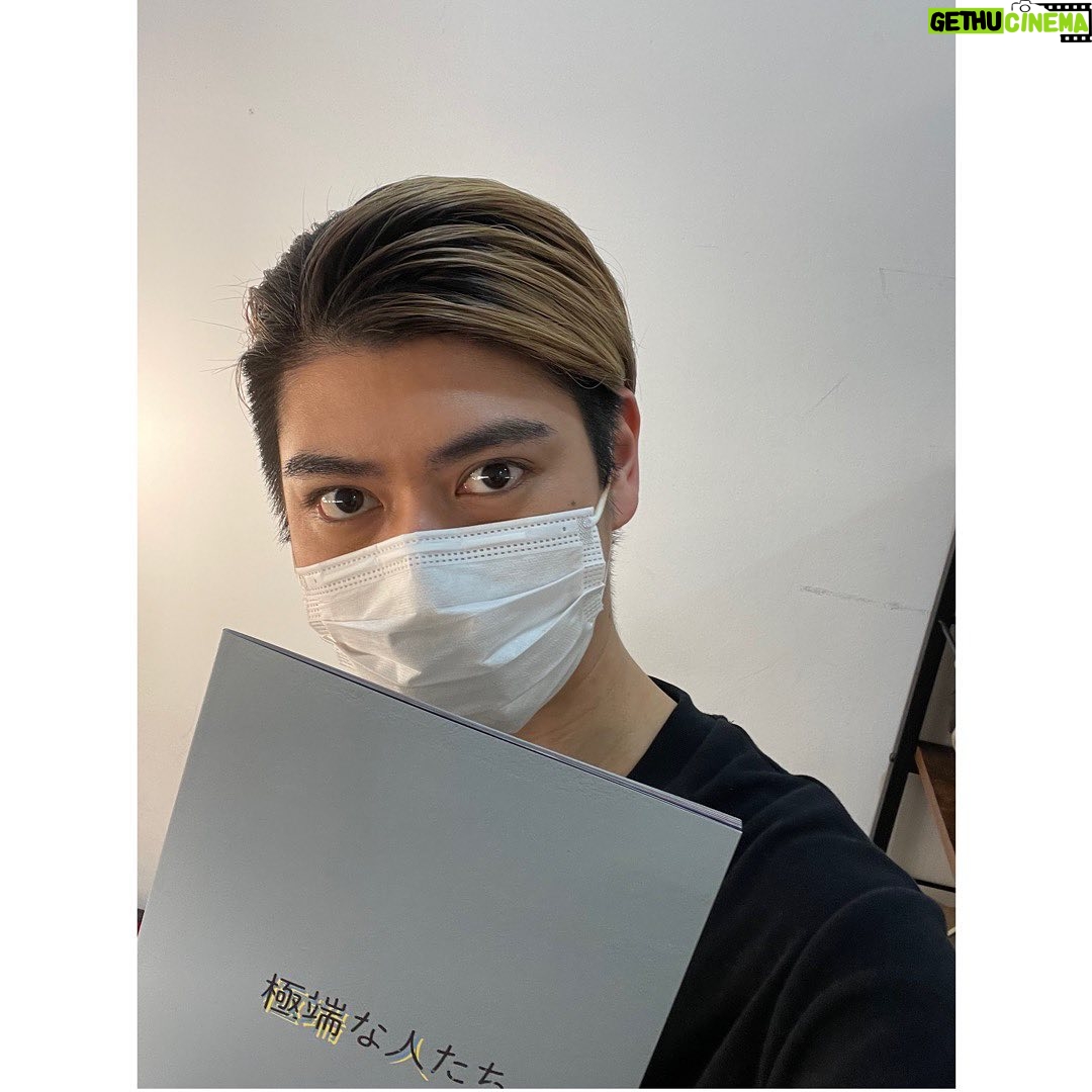 Ryo Yokoyama Instagram - #極端な人たち ついに初日です! 無事迎えられることにとにかく感謝です。 たくさん楽しんでいただけるように頑張ります!😊 パンフレットやブロマイドなども販売しておりますので、ご観劇の記念によろしければ是非! 劇場でお待ちしておりますm(_ _)m