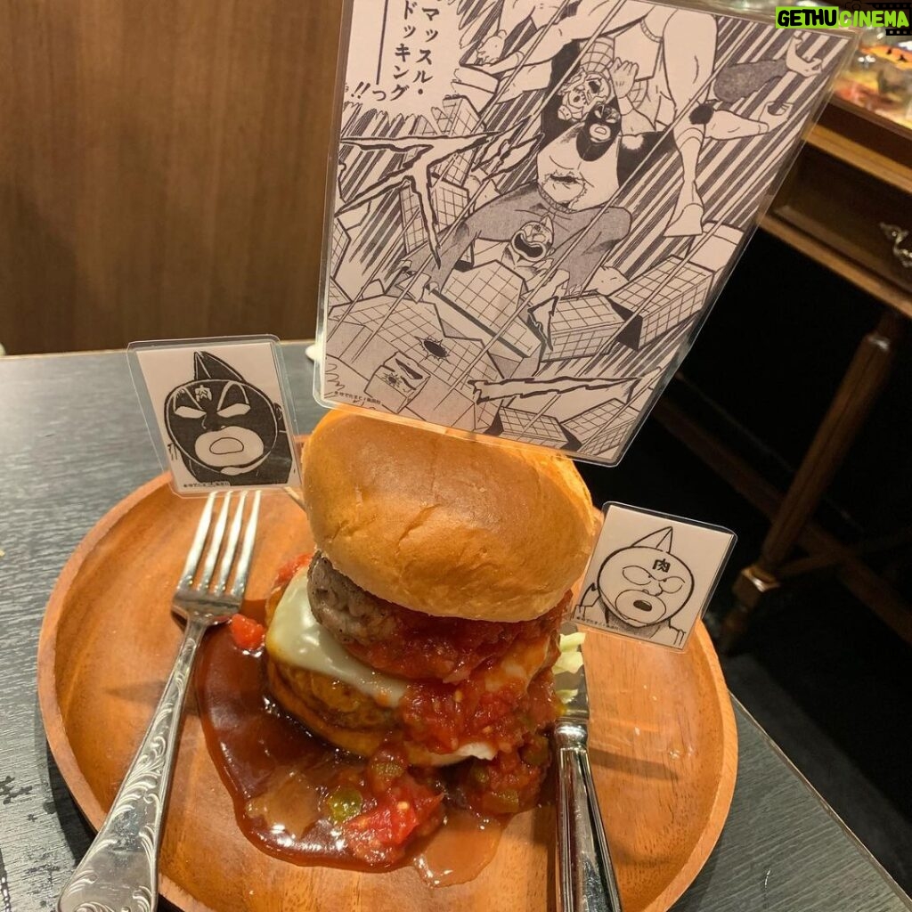 Ryo Yokoyama Instagram - この前行ってきました。 キン肉マン酒場に続きまたこんな環境を作って頂けるとは…！ コラボメニューのハンバーガーを頼んだ時に「へのつっぱりはいらんですよ！」を店員さんと叫ぶくだりがあり、本気を出したら他のお客さんに拍手されました。 #おとなのジャンプ酒場 #新宿 #キン肉マン #ゆでたまご 先生