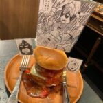 Ryo Yokoyama Instagram - この前行ってきました。 キン肉マン酒場に続きまたこんな環境を作って頂けるとは…！ コラボメニューのハンバーガーを頼んだ時に「へのつっぱりはいらんですよ！」を店員さんと叫ぶくだりがあり、本気を出したら他のお客さんに拍手されました。 #おとなのジャンプ酒場 #新宿 #キン肉マン #ゆでたまご 先生