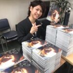 Ryo Yokoyama Instagram - ネットサイン会、ご視聴ありがとうございました！ 写真集、ついに明日発売です😊 初めてのネット配信で緊張しましたが、お陰様で楽しくお話しする事が出来ました。 写真集もたくさんの方にご予約頂き、本当に嬉しいです。 抽選当たった方はおめでとうございます🎉 今回外れてしまった方にも、また機会があればプレゼント企画とかやりたいなぁと思います🥺 これからも応援よろしくお願い致します😊 #ワニブックス 様 #横山涼 #写真集 #りょう #横浜
