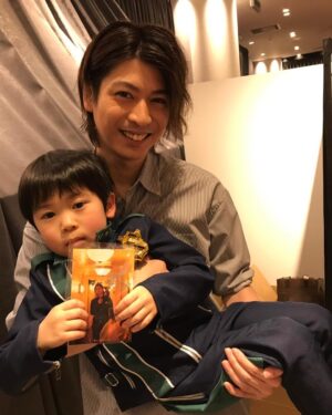 Ryo Yokoyama Instagram - 昨日のバースデーイベント、お陰様で無事終了致しました！
沢山の方からお祝いして頂き、本当に幸せでした。
楽しんで頂けたならなによりです。

写真はSNS掲載の許可を頂けた子供達と、MCをして下さった芸人のタケトさんです😊
隊服もレオタードも完成度が高すぎて、お母さんって凄いんだなと改めて思いました。

24歳の目標は変わらず「丁寧に生きる」そして「恩返しの一年にする」です。
1年間ルパパトを応援して下さった皆様や、お世話になった方々、家族や友達に恩返し出来る一年を目指します😊
これからもよろしくお願い致します。