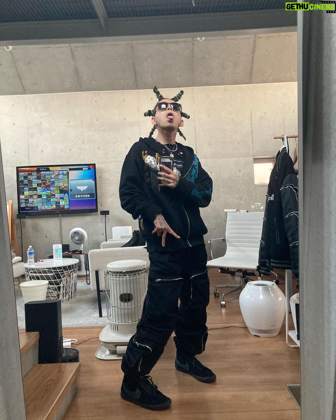 SANTAWORLDVIEW Instagram - I got new hair🫡🐕