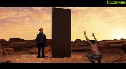 SANTAWORLDVIEW - 2.3K Likes - 最高すぎる。
2001年宇宙の旅をMVでサンプリング出来たの嬉しかった。
演技って難しいよなぁ。段々とカメラに緊張はしなくなってきたぜ。
次のMVも観たい奴はコメントしてくれよな🙉🙈🙊❤️
@ole_takeru_shibuya
今回もありがとうございました🔥