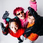 SANTAWORLDVIEW Instagram - この３人が日本から世界まで揺らし騒がす作品が10/31から配信されるって知ってる？ 魂を込めて創ったこの作品は、鼓膜を通して五感を刺激し人体に活力を産み出す。やがて海を越え世界を駆け巡り、媒体を通して我々の精神に根付く、まるで聖書の様な作品となるだろう。 @leonfanourakis と2人でやるEPも初めてだ。 そこに @yungxansei のプロデュース。 我等の勇敢なるリスナー諸君。 衝撃に備えよ。 📸 @cherrychillwill 👕 @naked_tokyo 💇‍♂️ @daichi.wwt 🤝 @onepercent.jp