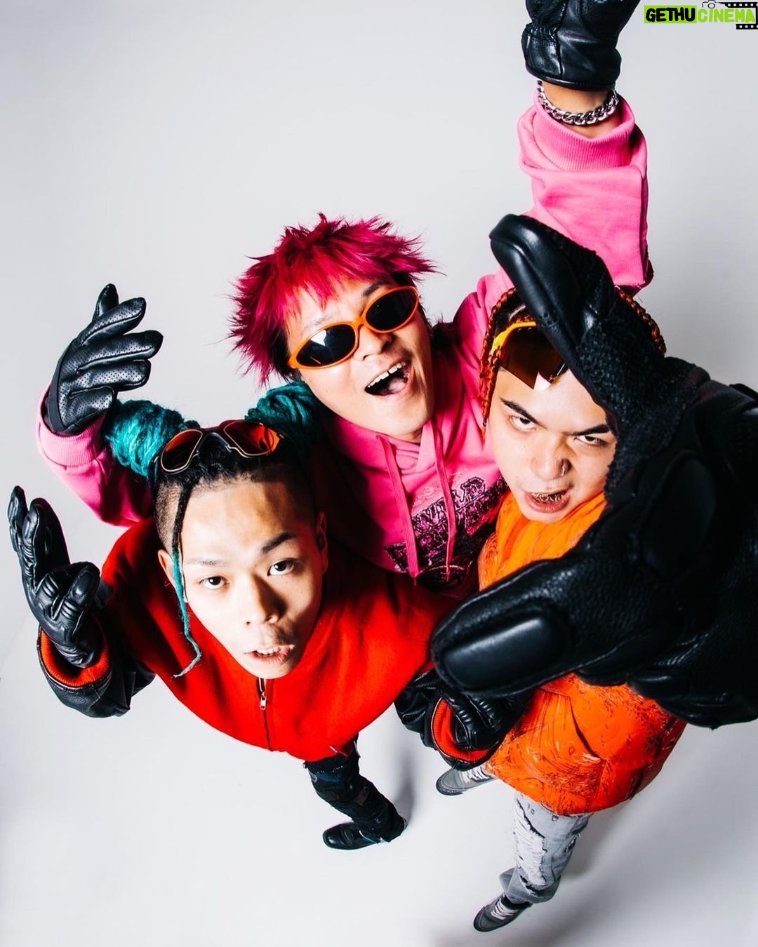SANTAWORLDVIEW - 3K Likes - この3人が日本から世界まで揺らし騒がす作品が10/31から配信されるって知ってる?
魂を込めて創ったこの作品は、鼓膜を通して五感を刺激し人体に活力を産み出す。やがて海を越え世界を駆け巡り、媒体を通して我々の精神に根付く、まるで聖書の様な作品となるだろう。
@leonfanourakis
と2人でやるEPも初めてだ。
そこに
@yungxansei
のプロデュース。
我等の勇敢なるリスナー諸君。
衝撃に備えよ。
📸 @cherrychillwill
👕 @naked_tokyo
💇♂️ @daichi.wwt
🤝 @onepercent.jp