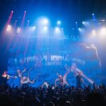 SANTAWORLDVIEW Instagram - 7月30日。 この日の為に1年間集中し続けた。渋谷O-EASTワンマンライブが決まった時、「本番の演出は他とは違う事をしたい」と想い、アニメーション映像の案を思い付き、惑星を移動する案を練り上げ、それに伴い脚本を仕上げ、色んな人のサポートを受けながら各アーティストに出演のお願いをしてステージに立ってもらった。皆んなの力を借りてようやく叶った夢。最高の空間に全力で楽しむ事が出来たのは、いつも支えてくれる家族や仲間そしてリスナーのお陰。自信が無いならその自信を努力によって培う事。自分だけは自分を愛し最期まで信じ切る事。私はこの日、この二つを学ばせて頂きました。今後も更なる飛躍を目指し一歩一歩精進して行くと共に、弛まないご声援とその温かい眼差しで、どうかシャンタを見守ってください皆様🎅🏻 この度は、人生で何度あるか分からない幸福をありがとうございました🙇‍♂️ 📸 @_24young_