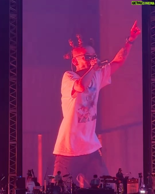 SANTAWORLDVIEW - 2.3K Likes - 6/23 初の武道館に立たせて貰いました。
最高の時間をありがとございました
@stuts_atik くん🌹✨
そしてお誕生日もおめでとうございます㊗️🎊
フリースタイルセッションも豪華過ぎて幸せ笑
音楽で繋がれた事に感謝。
全てにありがとうです💘