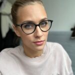 Sára Milfajtová Instagram - „Někdy bych chtěla utratit všechno co mám, pomilovat se s každým koho potkám, a vzít si všechny drogy světa. Ale většinou si jenom namažu nohy a jdu spát.” Tereza Ramba (a já..)) #quotes #status