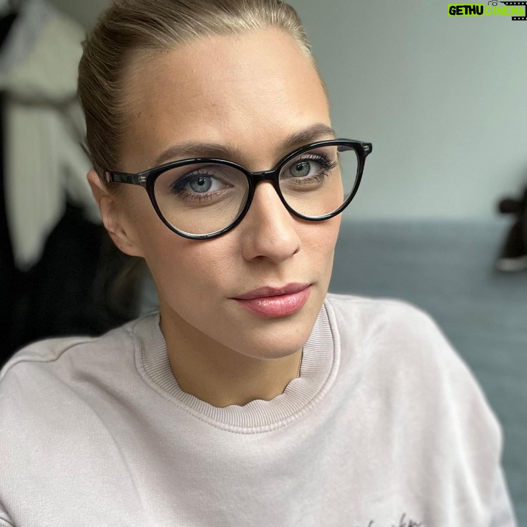 Sára Milfajtová - 6.9K Likes - „Někdy bych chtěla utratit všechno co mám, pomilovat se s každým koho potkám, a vzít si všechny drogy světa.
Ale většinou si jenom namažu nohy a jdu spát.” Tereza Ramba (a já..)) #quotes #status