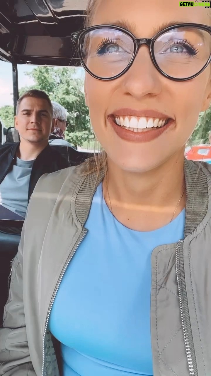 Sára Milfajtová Instagram - Někdy si při cestách z natáčení přijdu, jako bych byla na táboře…a byť se těším na odpočinek, těším se, až ty tváře zase uvidím☀️🫶🏻🙋🏼♀️🦧🐆🐘🐃🦏🦓🦩🐂🐍🐒🐘🐠🐢🐪🦒