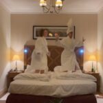 Sára Milfajtová Instagram - Pat a Mat #jumparound #bedjumping #kempinski #thebedisok