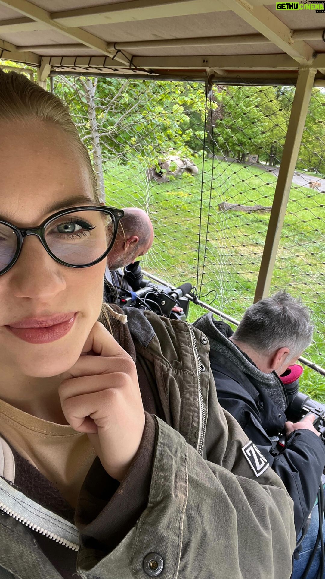 Sára Milfajtová Instagram - Shooting TV series ZOO at Safari Dvůr Králové:) What a fun and a blast!